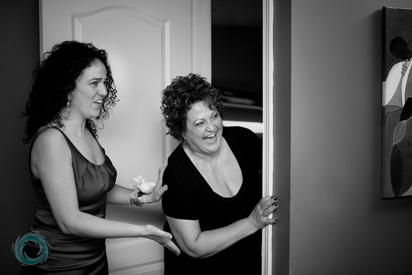04-brides-mum-peeks-through-the-door