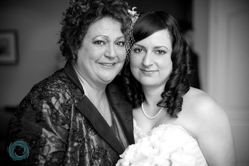 08-mother-of-the-bride-crying-with-her-daugter