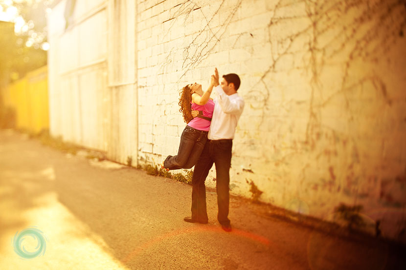 engagement-picture-in-alleyway-toronto engagement-picture-in-alleyway-toronto